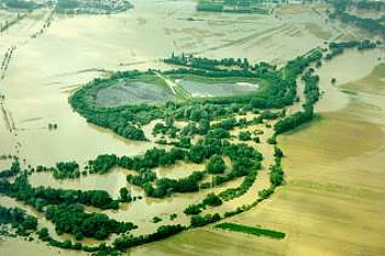 Morava pod Olomoucí - složiště popílku – nedaleko Kožušan - povodeň červenec 1997